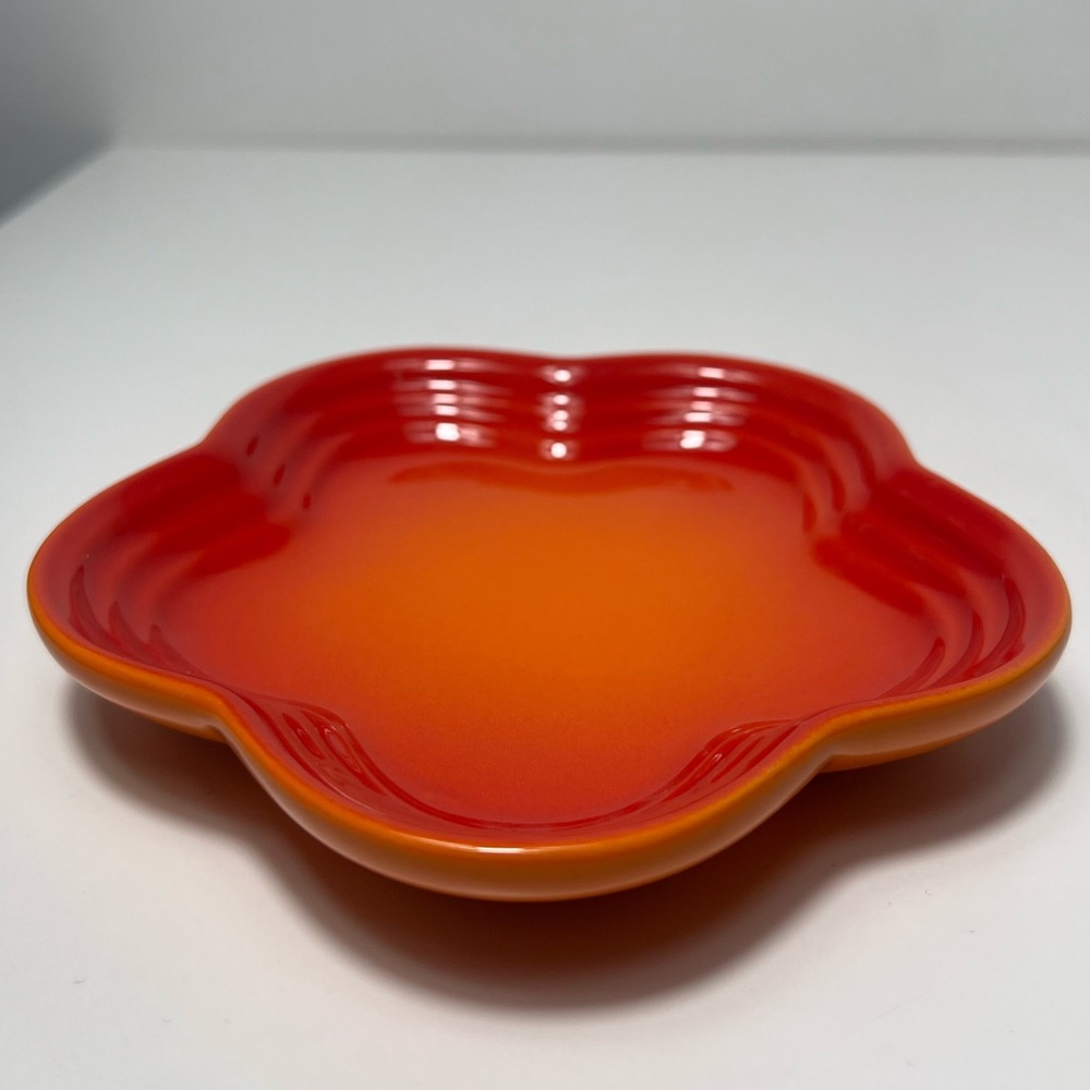 Le Creuset Flamme Dorée Stoneware Flower Petal Scalloped Trinket Dish Plate Tray - Picture 4 of 9